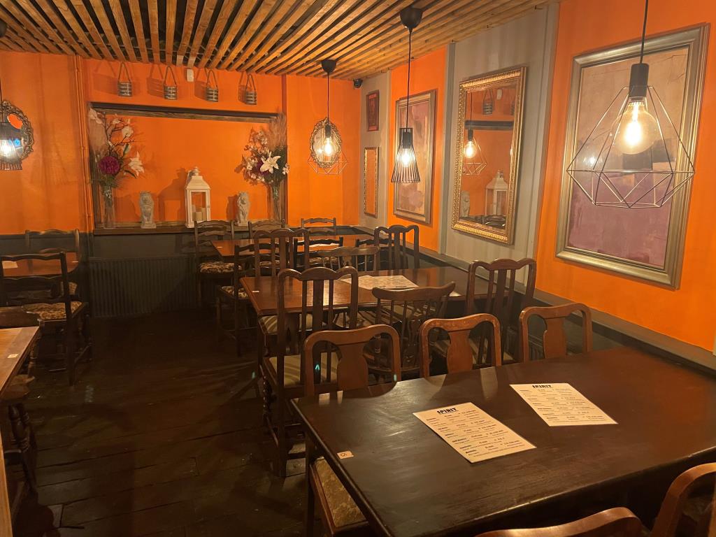 Lot: 90 - HIGH YIELDING FREEHOLD INVESTMENT - Ground floor seating area with tables